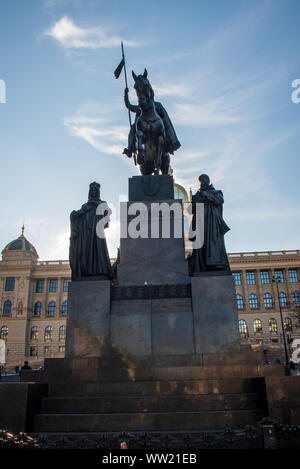 Statua di Svaty Vaclav su Vaclavske namesti square con la costruzione del Museo Narodni sullo sfondo nella città di Praga nella Repubblica Ceca Foto Stock