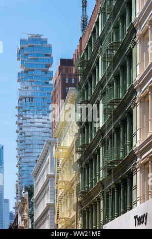 Soho di New York, vista del Tribeca "jenga edificio" e ghisa edifici di distretto in Green Street nel quartiere di Soho, New York City, Stati Uniti d'America Foto Stock