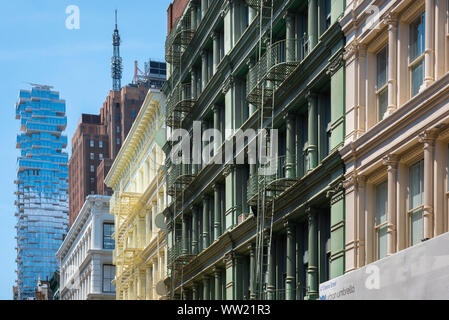 Soho di New York, vista del Tribeca "jenga edificio" e ghisa edifici di distretto in Green Street nel quartiere di Soho, New York City, Stati Uniti d'America Foto Stock