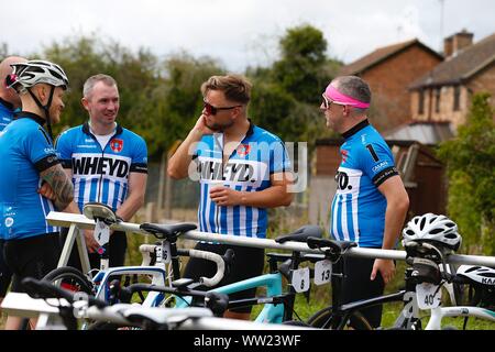 Ashford, Kent, Regno Unito. 12 Settembre, 2019. London 2 Paris è un dilettante manifestazione ciclistica che lascia Greenwich a Londra il giorno 1 e arriva a Parigi il giorno 4. Fino a 150 piloti partecipare. Il London 2 Paris sito promuove l'evento come "migliori quattro giorni si può avere su una bici, ovunque e in qualsiasi momento". I principianti e gli esperti sono incoraggiati a guidare come sono impostate su off in gruppi in base alle capacità. Tutto il denaro raccolto dai piloti va verso la carità 'cura la leucemia' che aiuta a 38.000 le persone a cui è stata diagnosticata con cancro del sangue nel Regno Unito ogni anno. Credito: Paolo Lawrenson/Alamy Live News Foto Stock