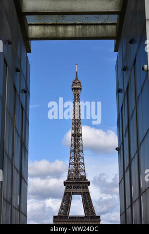 Tour Eiffel dal Mur pour la Paix (parete per la Pace) situato a Champ de Mars. Parigi, Francia. Agosto 13, 2019. Foto Stock