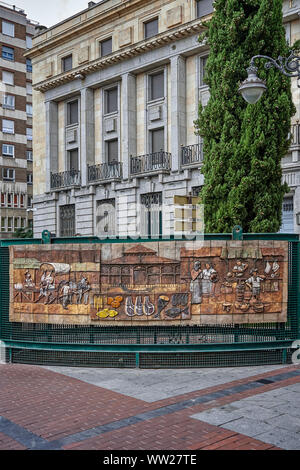 Murale in ceramica nella Plaza de España progettata da Gonzalo Coello Campos nella città di Valladolid e riflette le scene del vecchio Mercado del Campillo Foto Stock