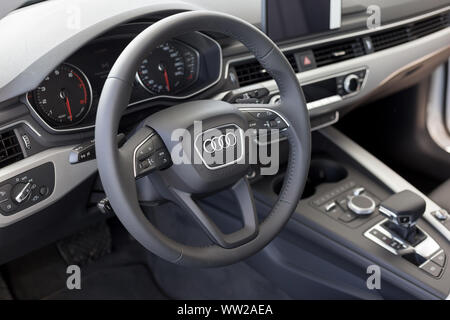 Russia, Izhevsk - Settembre 11, 2019: Audi showroom. Interno del nuovo e moderno che Audi A4. Famoso marchio mondiale. Foto Stock