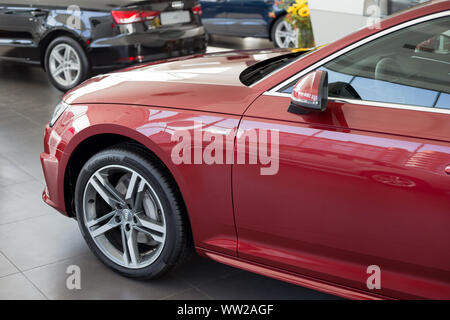 Russia, Izhevsk - Settembre 11, 2019: le nuove vetture Audi showroom. Famoso marchio mondiale. Veicoli di prestigio. Foto Stock