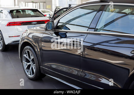 Russia, Izhevsk - 11 Settembre 2019: nuova auto moderne in Audi showroom. Famoso marchio mondiale. Veicoli di prestigio. Foto Stock