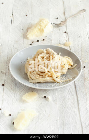 Cacio e pepe, formaggio italiano e pepe pasta close up Foto Stock