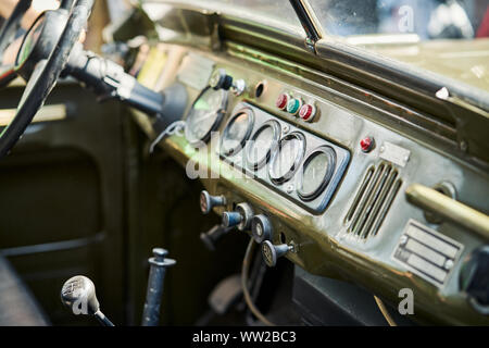 Sfocato interno di un vecchio militare russo auto Foto Stock