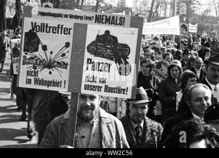 Diverse centinaia di cittadini provenienti da Norimberga protesta del Marzo 14, 1973 a Bonn contro di noi una zona di addestramento militare in Norimberga Reichswald. | Utilizzo di tutto il mondo Foto Stock