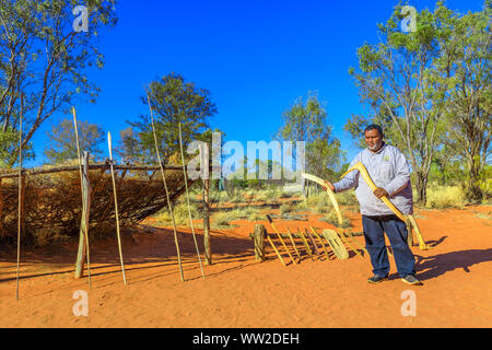 Stazione di Kings Creek, Territorio del Nord, Australia - 21 AGO 2019:australiani aborigeni uomo mostra un boomerang in legno e tipiche armi da caccia utilizzati Foto Stock