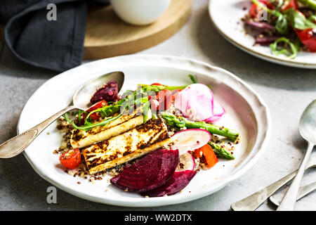 Disseccata Halloumi con asparagi e pepe su insalata di quinoa Foto Stock