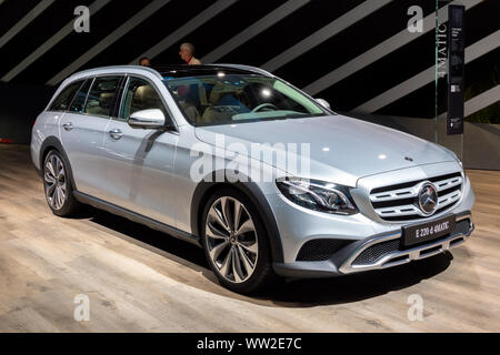 Francoforte, Germania - Sep 13, 2017: Mercedes-Benz Classe E E220d 4Matic station wagon vettura mostrata al salone di Francoforte IAA Motor Show. Foto Stock