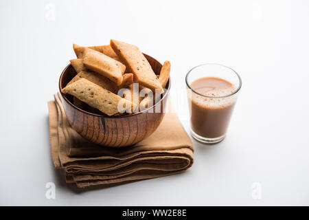 Namakpaare o Shakarpara salato/shakarpaare o namkeen Shankarpali, popolare cibo diwali o spuntino a base di tè da Gujarat, India Foto Stock