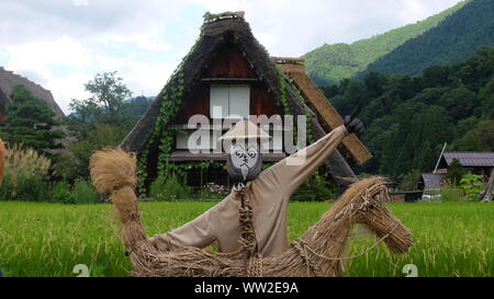 Scarecrows in Shirakawa-go village,Giappone Foto Stock