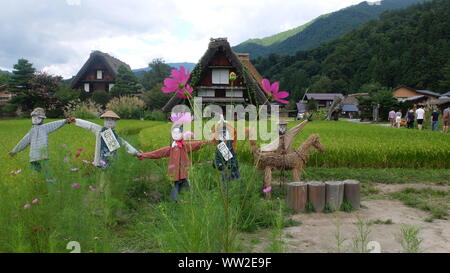 Scarecrows in Shirakawa-go village,Giappone Foto Stock