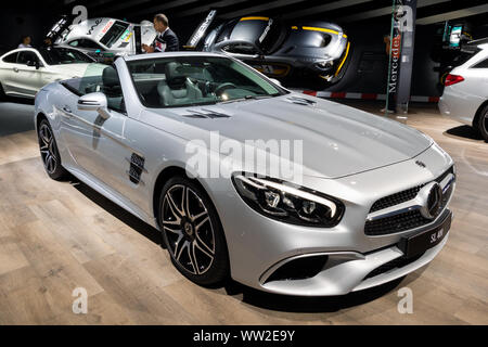 Francoforte, Germania - Sep 13, 2017: 2018 Mercedes Benz SL400 lussuoso incrociatore vettura mostrata al salone di Francoforte IAA Motor Show. Foto Stock