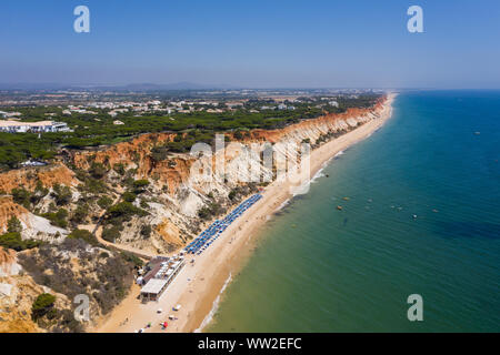 Infinite bellissime mete ocean beach in Portogallo, nei pressi di Albufeira drone vista aerea Foto Stock