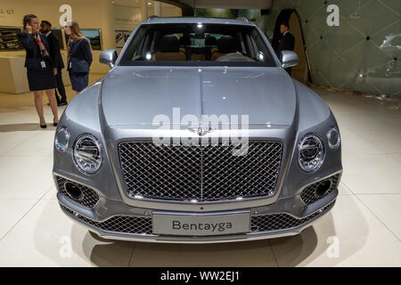 Francoforte, Germania - Sep 13, 2017: Bentayga Bentley Auto SUV presentati presso il Frankfurt IAA Motor Show. Foto Stock