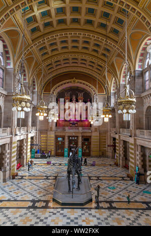 Sala centrale ed ingresso, Kelvingrove Art Gallery and Museum di Glasgow, Lanarkshire, Scozia, GB,