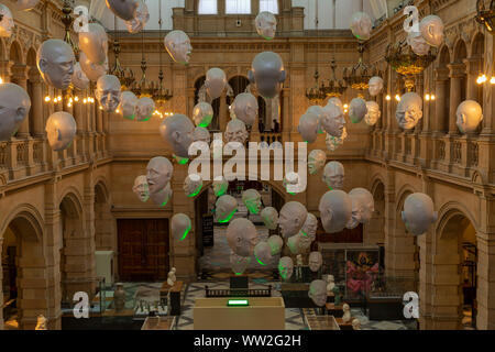 Teste di flottante, installazione, Sophie Grotta, Kelvingrove Art Gallery and Museum di Glasgow, Scotland, Regno Unito Foto Stock