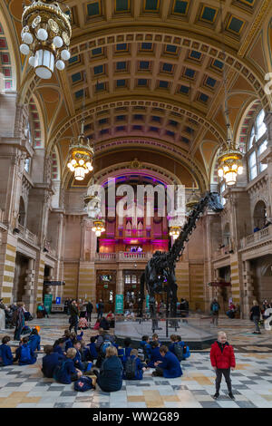 Scolari godendo organ recital nella Sala Centrale, Kelvingrove Art Gallery and Museum di Glasgow, Lanarkshire, Scozia, GB,