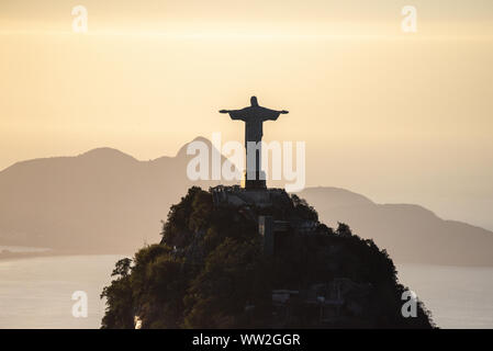 Vista aerea di Rio de Janeiro con Cristo Redentore e monte Corcovado Foto Stock