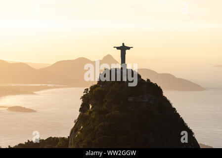 Vista aerea di Rio de Janeiro con Cristo Redentore e monte Corcovado Foto Stock