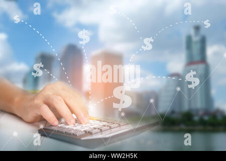 La mano viene premuto calcolatrice, ci sono sovrapposizioni di edifici e città - un concetto di business, questa immagine si concentra sulla sfocatura per essere utilizzato come backg Foto Stock