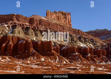 Ultimi neve in alto deserto con il Castello, il Parco nazionale di Capitol Reef, Utah, Stati Uniti d'America Foto Stock