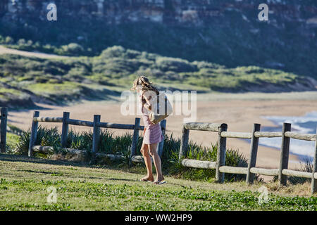 Attori Jake Ryan e Sam Frost preparare al film una scena esterna di Home & Away serie tv a Palm Beach, Australia Foto Stock