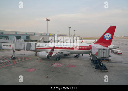 SINGAPORE - circa aprile, 2019: Sichuan aeromobili alle compagnie aeree su asfalto all'Aeroporto Changi di Singapore. Foto Stock