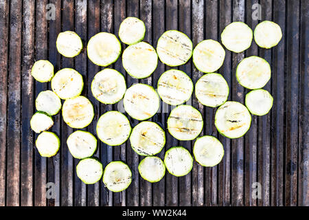 Vista dall'alto di arrosto di fette di zucchine su griglia di barbecue all'aperto Foto Stock