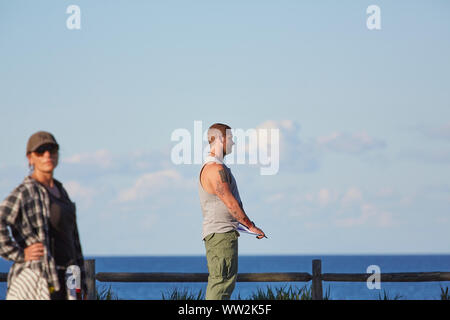 Attore Jake Ryan che gioca Robbo si prepara al film una scena esterna di Home & Away serie tv a Palm Beach, Australia Foto Stock