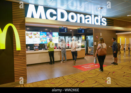 SINGAPORE - circa aprile, 2019: McDonald's a Changi International Airport. Foto Stock
