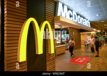 SINGAPORE - circa aprile, 2019: McDonald's a Changi International Airport. Foto Stock