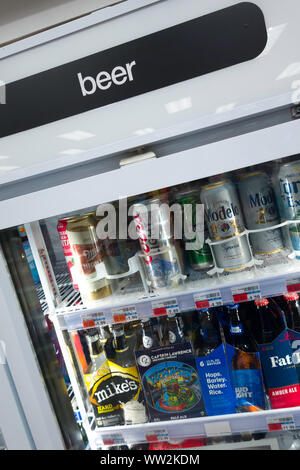 Birra refrigerato sezione ia una farmacia CVS, NYC, STATI UNITI D'AMERICA Foto Stock