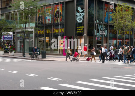 Spirito Halloween è una specialità Pop-Up Store sulla Fifth Avenue a New York City, Stati Uniti d'America Foto Stock