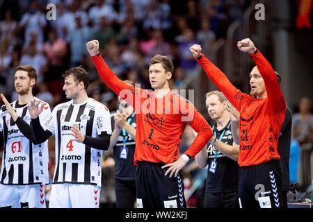 Il giubilo KI, da sinistra a destra Hendrik PEKELER (KI), Domagoj DUVNJAK (KI), portiere Niklas LANDIN JACOBSEN (KI), portiere Dario QUENSTEDT (KI) Pallamano Super Cup 2019, SG Flensburg-Handewitt (FL) - THW Kiel (KI) 32:31 (in sette metri di tiro), su 21.08.2019 in Duesseldorf/Germania. € | Utilizzo di tutto il mondo Foto Stock