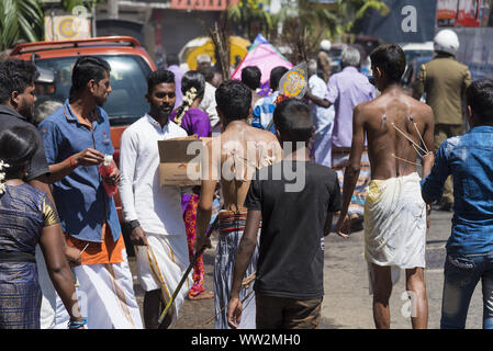 Pussellawa, Sri Lanka, 03/20/2019: festival indù di Thaipusam - body piercing rituali sotto la luna di sangue. Uomo con body piercing. Foto Stock