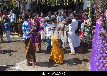 Pusellawa, Sri Lanka, 12 marzo 2019: festival indù di Thaipusam - body piercing rituali sotto la luna di sangue. Uomo con body piercing. Foto Stock