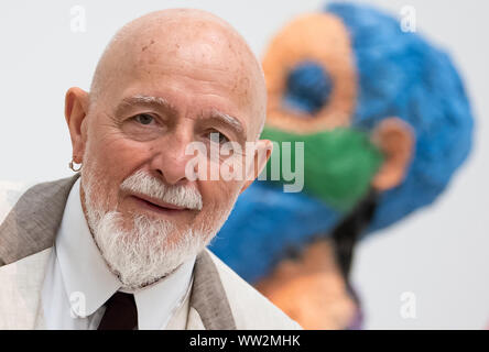 Monaco di Baviera, Germania. Xii Sep, 2019. Markus Lüpertz è in piedi accanto al suo bronzo Ercole di modello di progettazione' al Haus der Kunst su un press tour della mostra "arkus Lüpertz: su arte all'immagine". La completa mostra personale di Markus Lüpertz di lavoro mostrerà più di 200 dipinti e disegni da 13.09.2019. Credito: Sven Hoppe/dpa/Alamy Live News Foto Stock