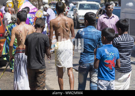 Pussellawa, Sri Lanka, 03/20/2019: festival indù di Thaipusam - body piercing rituali sotto la luna di sangue. Uomo con body piercing. Foto Stock