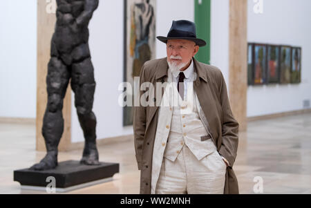 Monaco di Baviera, Germania. Xii Sep, 2019. Markus Lüpertz sorge al Haus der Kunst durante un tour della pressa nella mostra "arkus Lüpertz: su arte all'immagine". La completa mostra personale di Markus Lüpertz di lavoro mostrerà più di 200 dipinti e disegni da 13.09.2019. Credito: Sven Hoppe/dpa/Alamy Live News Foto Stock