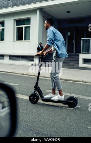 Giovane uomo di equitazione scooter push Foto Stock