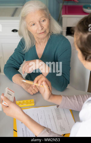 Medico di parlare con il paziente Foto Stock