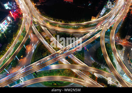 Una veduta aerea di notte degli illuminati Saihongqiao cavalcavia e autostrade sopraelevate nella città di Nanjing East cinese della provincia di Jiangsu 8 settembre Foto Stock