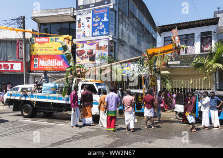 Pussellawa, Sri Lanka, 03/20/2019: festival indù di Thaipusam - body piercing rituali sotto la luna di sangue. Devoto appesi per la pelle Foto Stock