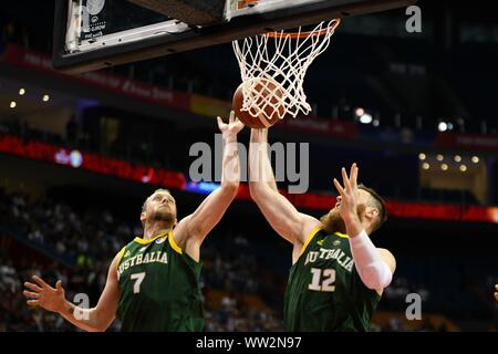 Joe Ingles, sinistra e Aron Baynes dell Australia salto per un rimbalzo contro la Francia durante il loro gruppo L match di pallacanestro FIBA World Cup 2019 in N Foto Stock