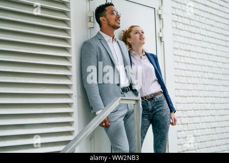 Giovane appoggiata sulla parete Foto Stock