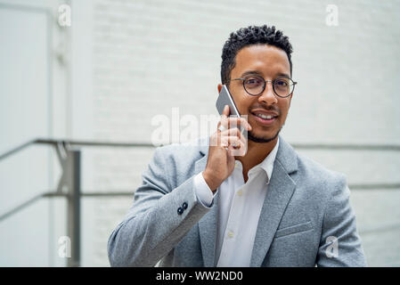Imprenditore parlando su smart phone Foto Stock
