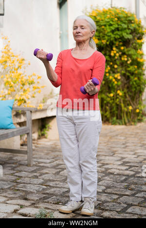 Senior donna fare esercizio Foto Stock
